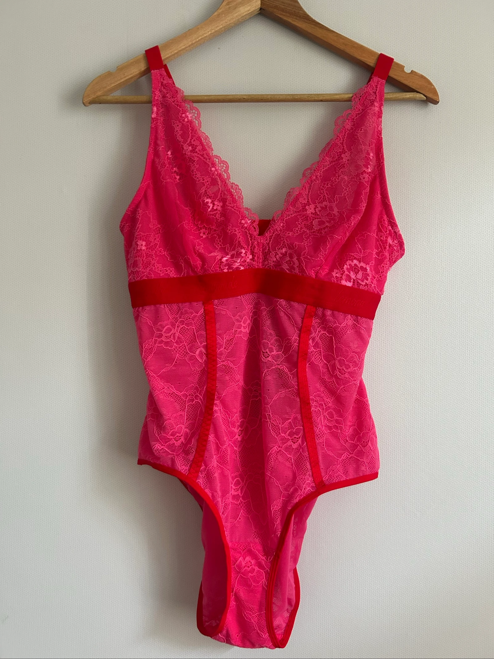 Body en dentelle rose fuchsia Lemonade Dolls – NEUF avec étiquette – Taille M (Fuller Cup)